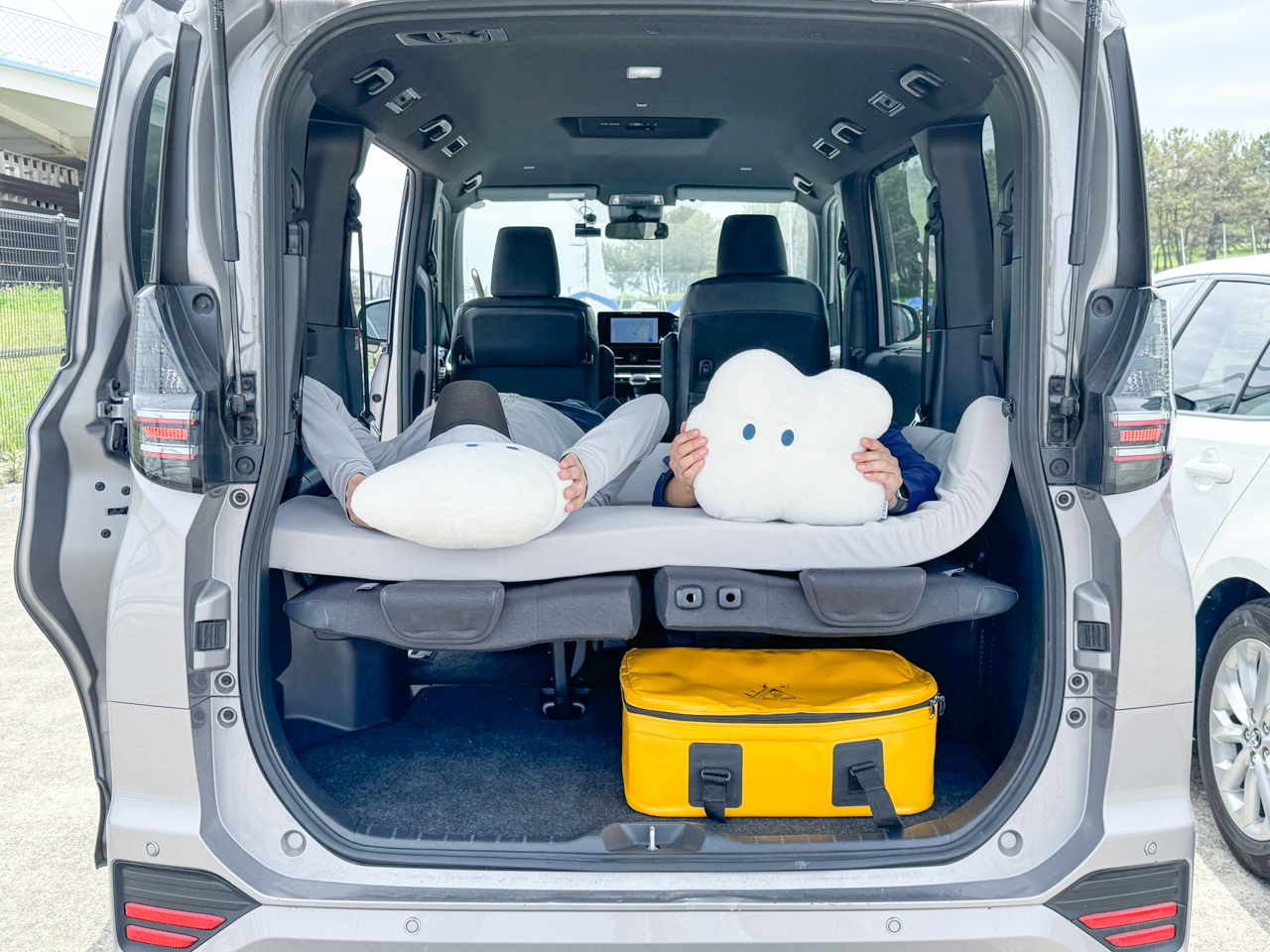 ヴォクシーの車中泊マットはニトリ?それともコールマン?窓枠のサイズ ヴォクシーの車中泊マットはニトリ?それともコールマン?窓枠のサイズ